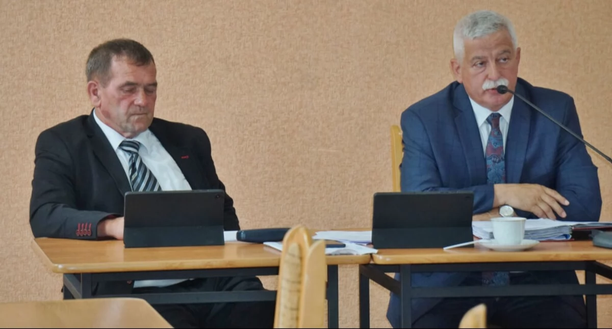 Szef komisji skarg, wniosków i petycji Rafał Żuchowski oraz przewodniczący Rady pPowiatu Mogileńskiego Tomasz Barczak   fot. Marek Holak