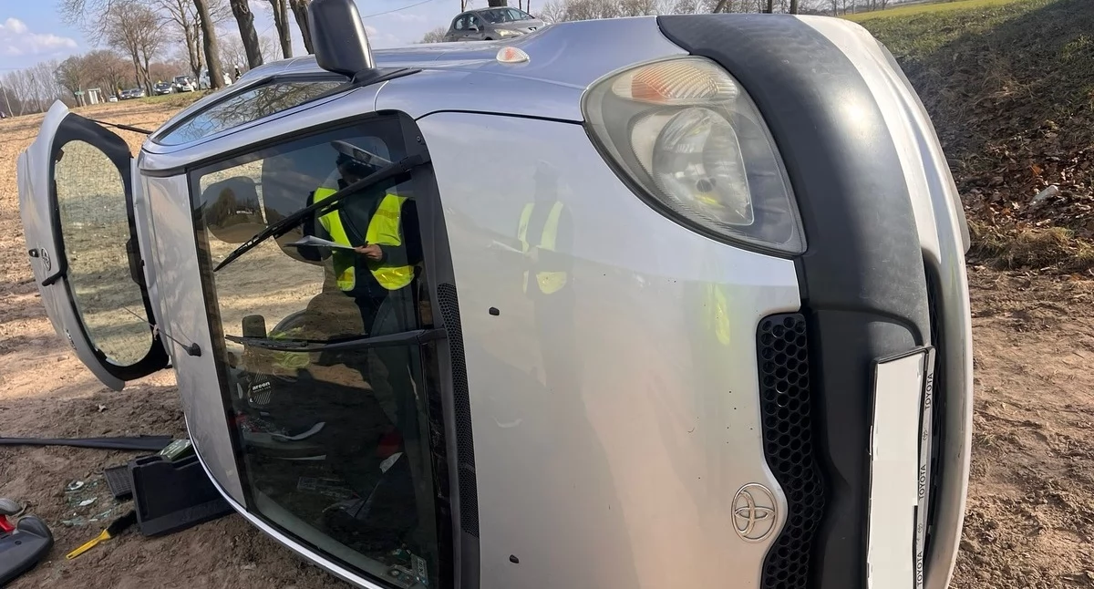 Wypadki, wypadku drodze powiatowej Olszy uczestniczyli kierujący mercedesem toyotą yaris - zdjęcie, fotografia