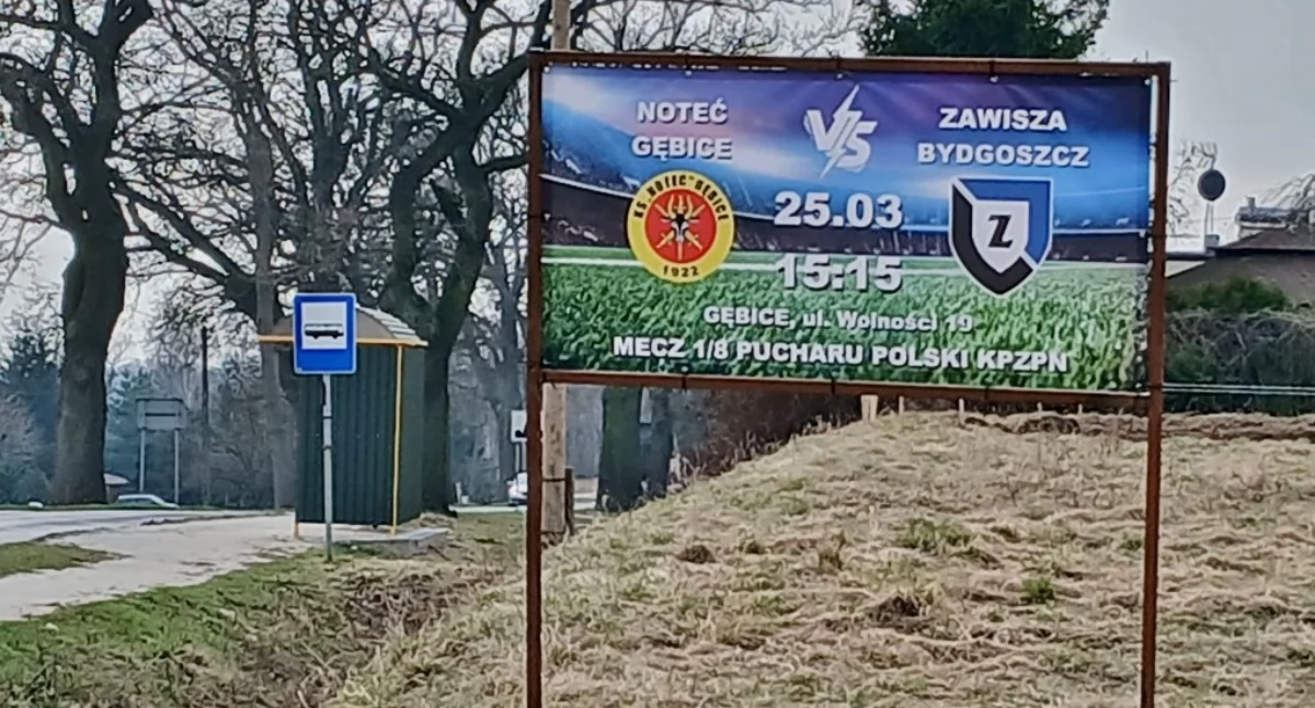 Przy wjeździe do Gębic pojawił się baner informujący o meczu Noteci Gębice z Zawiszą Bydgoszcz   fot. Marek Holak