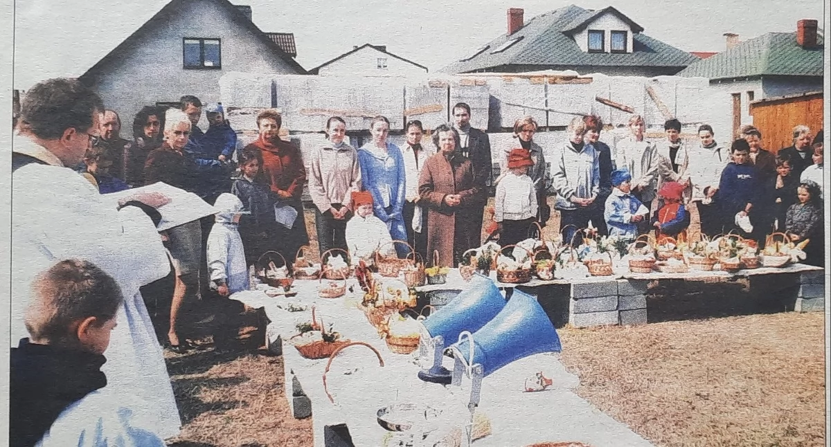 Pierwsze święcenie wielkanocnych potraw w parafii św. Faustyny w Mogilnie 19 kwietnia 2003 roku. Kaplica była jeszcze w budowie, dlatego ks. proboszcz Tomasz Walterbach święcił potrawy na specjalnie przygotowanym na tę okazję stole   fot. archiwum Pałuk
