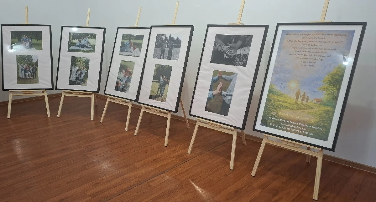 Wystawy, wernisaże, spotkania, Rodzicielstwo zastępcze Wielka misja małych gestach wystawa Kultury Trzemesznie (zdjęcia) - zdjęcie, fotografia