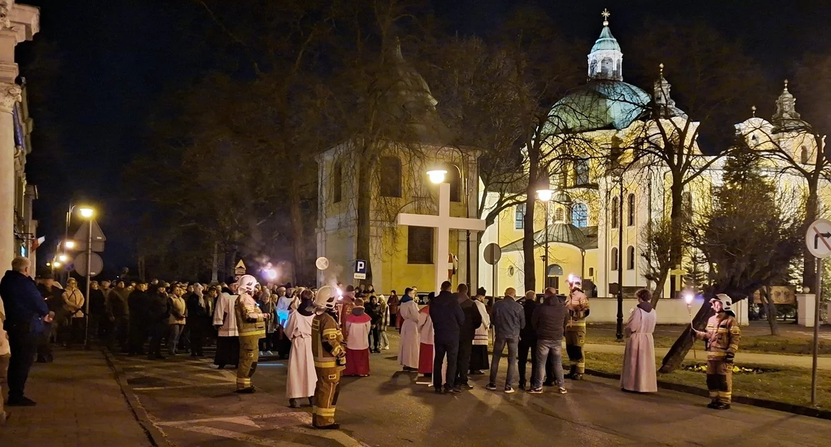 Ulicami Trzemeszna przeszło kilkuset uczestników Wieczornej Drogi Krzyżowej fot. Paulina Kwiatkowska