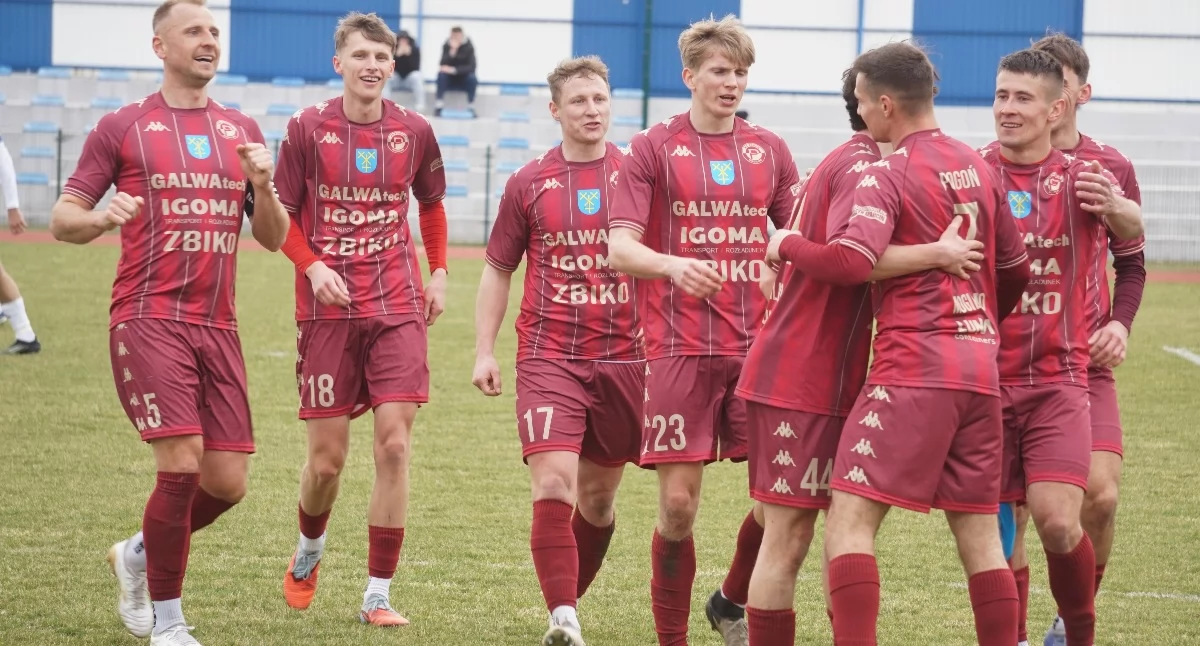 Koledzy z drużyny gratulują Norbertowi Rościszewskiemu strzelenia pięknego gola   fot. Marek Holak