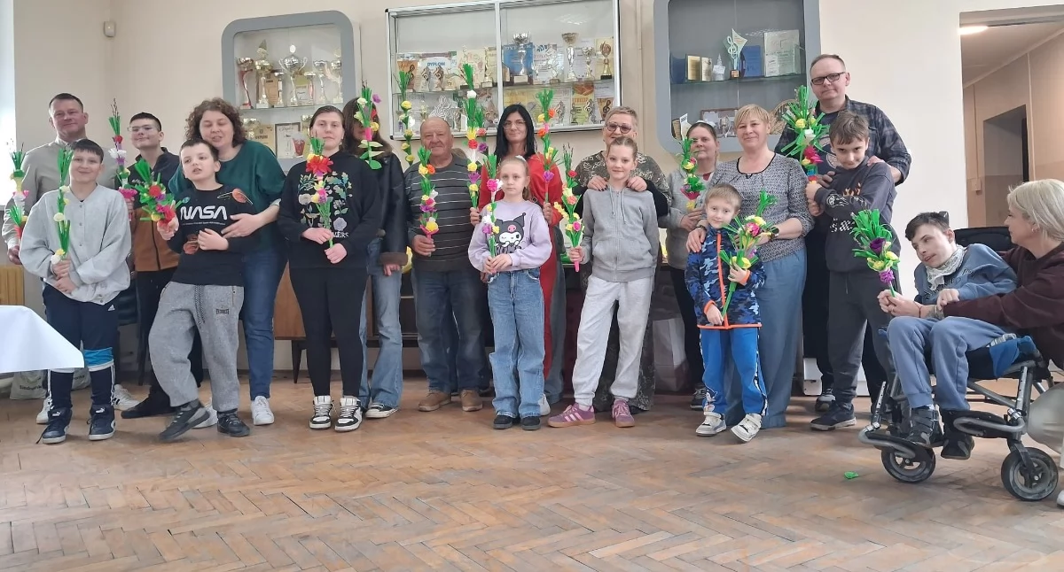 Uczestnicy warsztatów z własnoręcznie wykonanymi palmami wielkanocnymi fot. Stowarzyszenie 