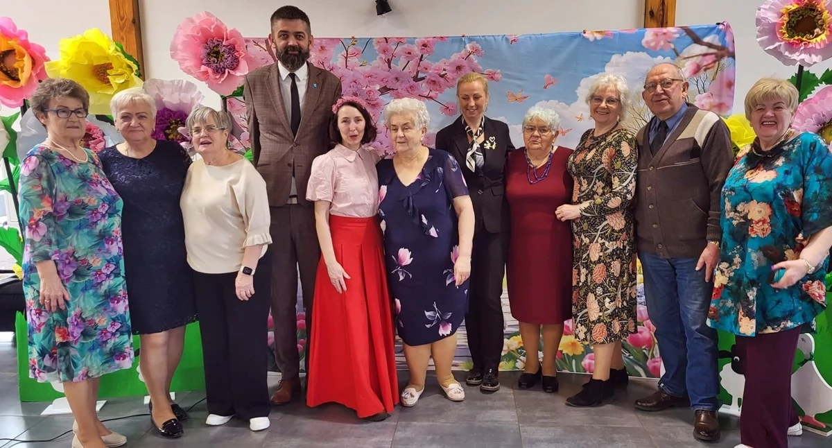Zwieńczeniem wielkanocnego śniadania były wspólne zdjęcia na ściance przygotowanej przez seniorów fot. Agnieszka Godurkiewicz