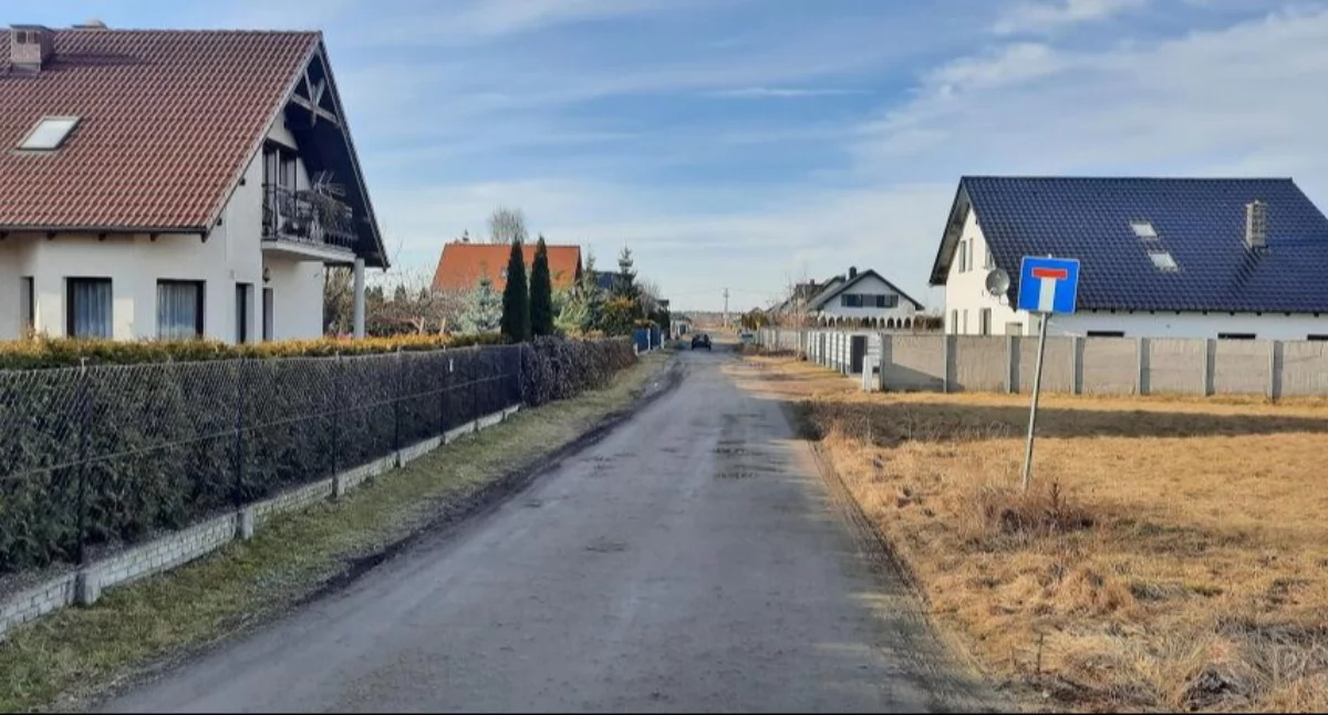 Ulica Dmowskiego w Mogilnie ma obecnie nawierzchnie gruntową   fot. Marek Holak