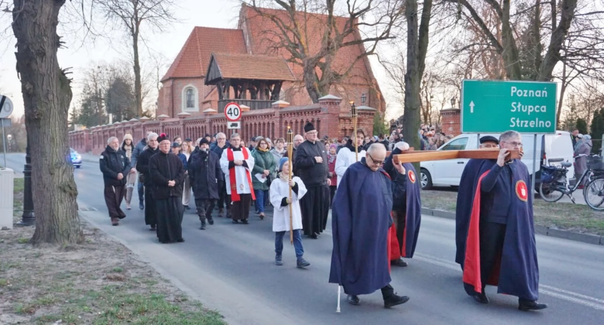 Życie miast i wsi, Mogileńska Droga Krzyżowa przeszła ulicami miasta mogileńska tradycja (zdjęcia) - zdjęcie, fotografia