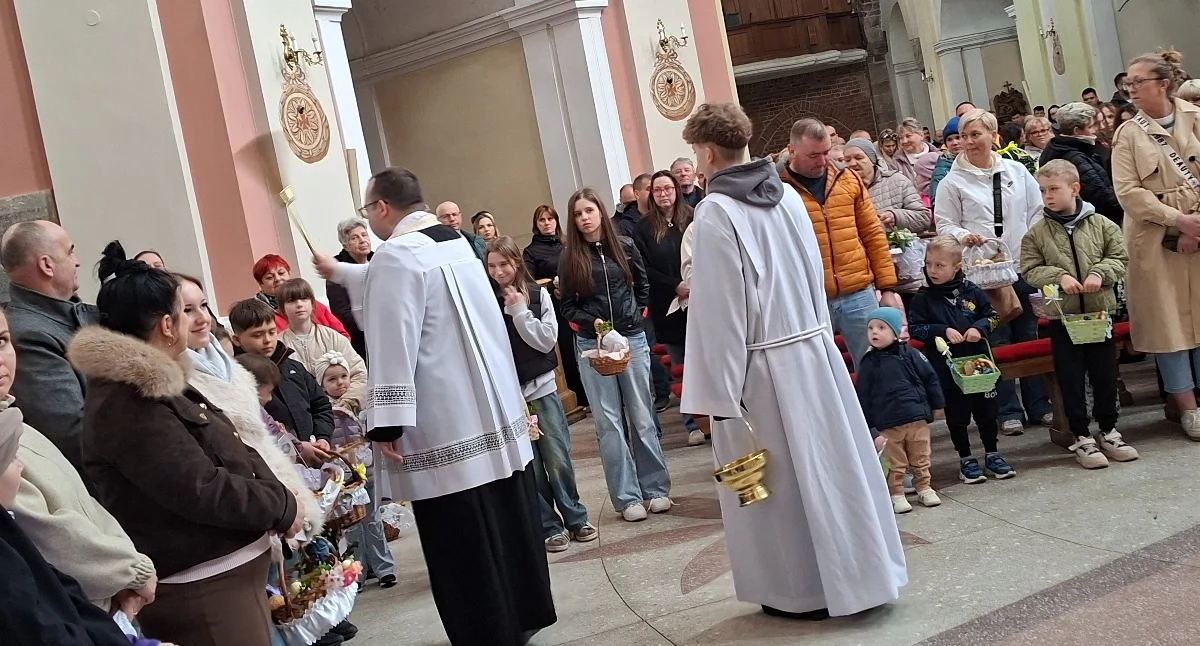 Święcenie potraw o godzinie 11:00 przyciągnęło kilkuset wiernych fot. Paulina Kwiatkowska