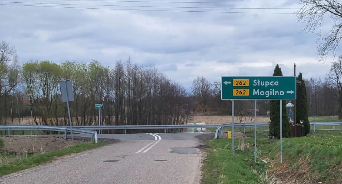 Tablica przy wylocie z drogi powiatowej od strony Kamionka na drogę wojewódzką 262, odwrotnie pokazuje kierunki jazdy na Mogilno i Słupcę   fot. nadesłane