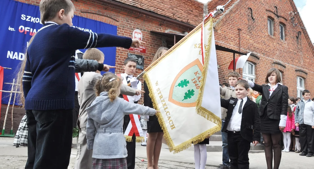 Dokładnie 14 lat temu, 17 kwietnia 2012 roku Szkoła Podstawowa im. Ofiar Katynia w Strzelcach otrzymała sztandar   fot arch. Pałuk