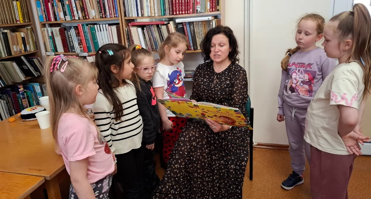 Pasja i hobby, Poetka Beata Lukstaedt gościnią Klubu Najmłodszych Przyjaciół Książek Biblioteki Publicznej Trzemesznie (zdjęcia) - zdjęcie, fotografia