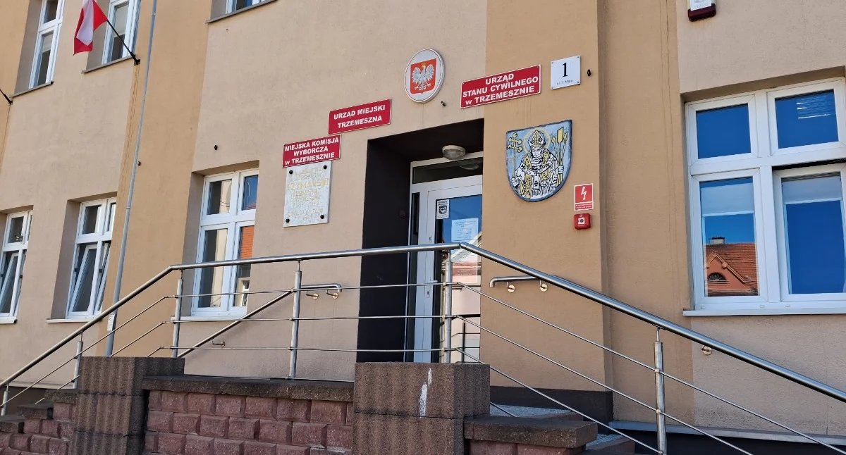 Inwestycje, instytucje, praca • , Pracownicy Urzędu Miejskiego Trzemeszna legitymacjami służbowymi - zdjęcie, fotografia