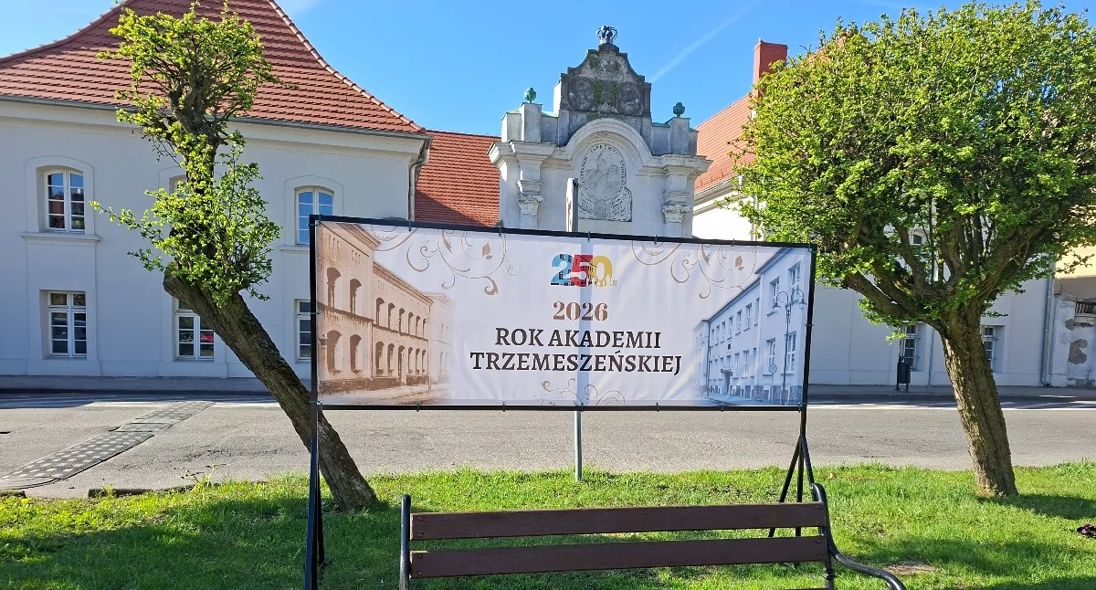 250 lat Akademii Trzemeszeńskiej, banery okazji lecia Akademii Trzemeszeńskiej pojawiły Trzemesznie (zdjęcia) - zdjęcie, fotografia