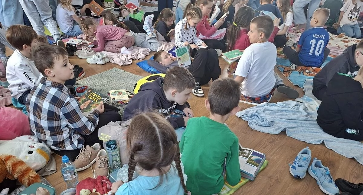 Szkoły, przedszkola, nauka, Szkolny rekord wspólnego czytania jednym czasie padł kwietnia Trzemesznie (zdjęcia) - zdjęcie, fotografia