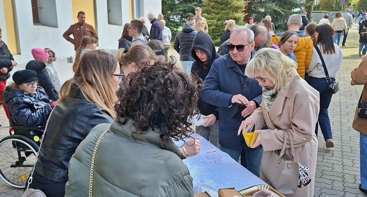 Życie miast i wsi, Aniołki sprzedawały słodkości uzbierać wakacyjny wyjazd (zdjęcia) - zdjęcie, fotografia