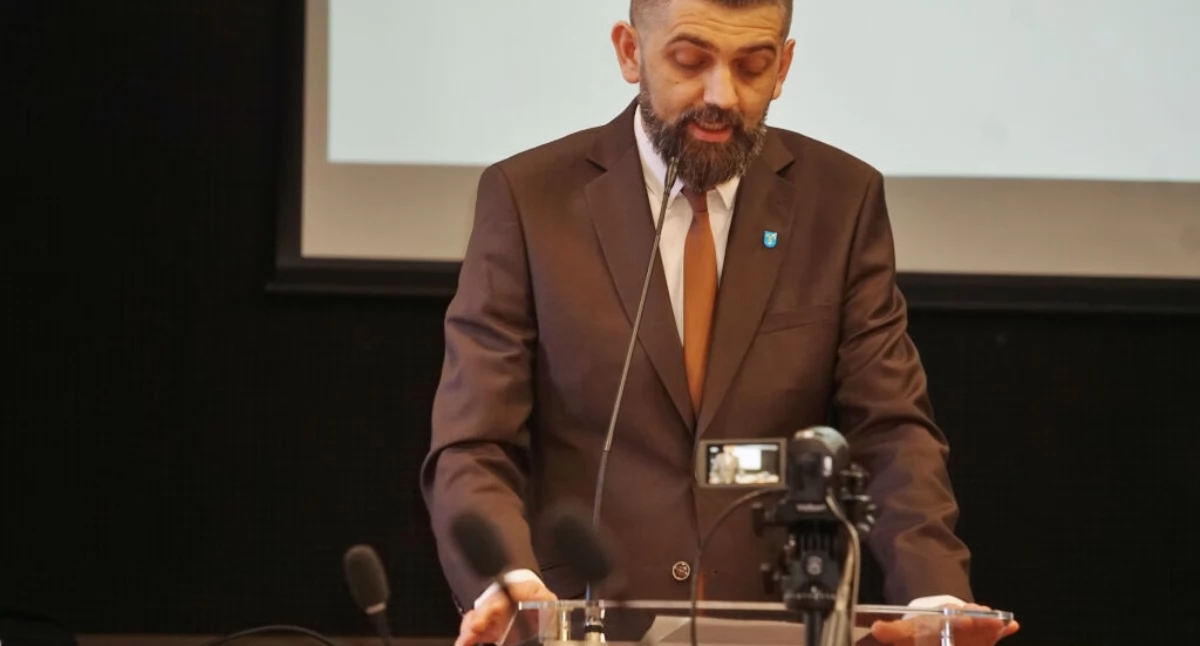 Burmistrz Mogilna Karol Nawrot czyta radnym Rady Miejskiej bajkę   fot. Marek Holak