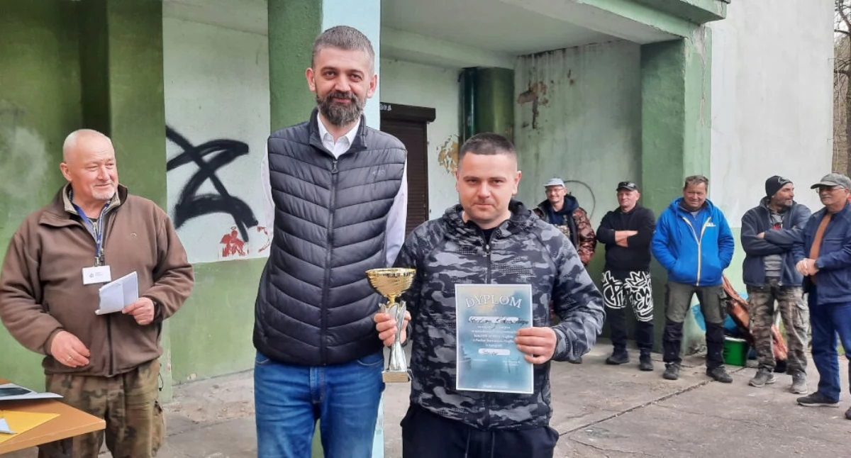 Sebastian Kiełczewski z pucharem burmistrza Mogilna za zwycięstwo w kategorii seniorów   fot. Marek Holak