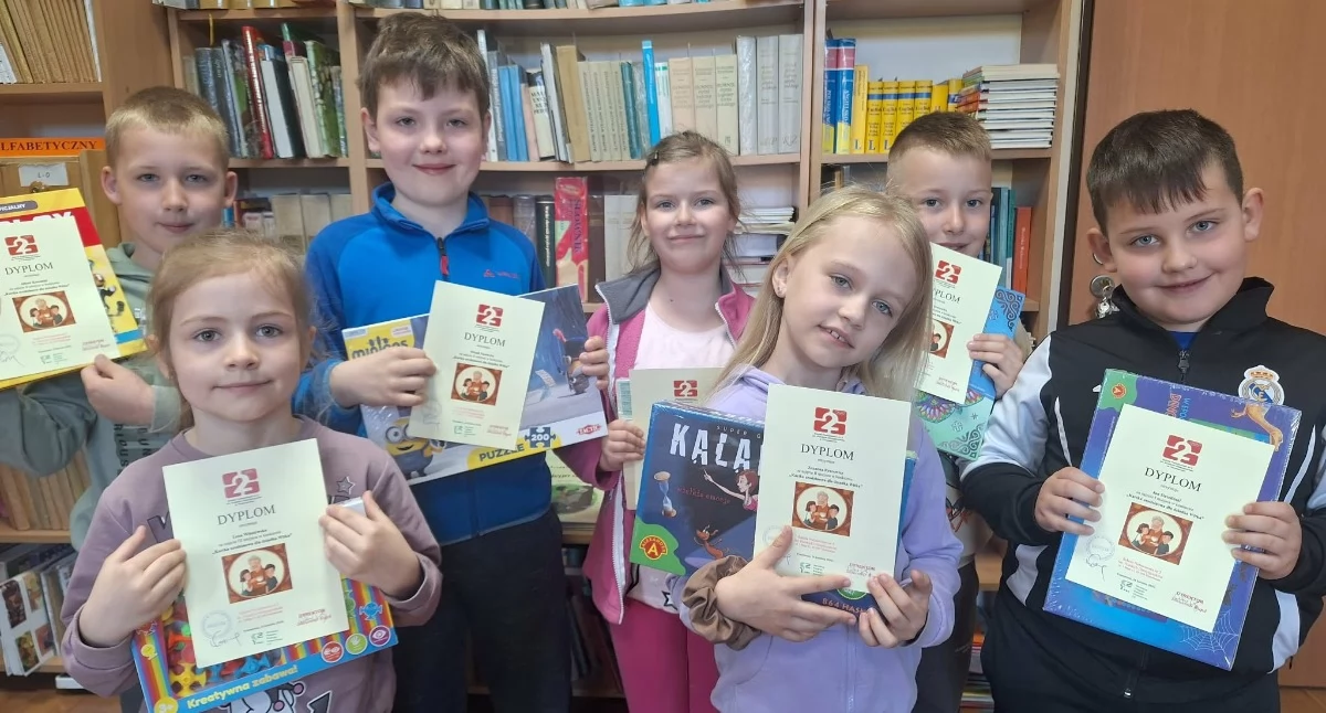 Szkoły, przedszkola, nauka, Konkurs pracę plastyczną książki Trzemeszne - zdjęcie, fotografia
