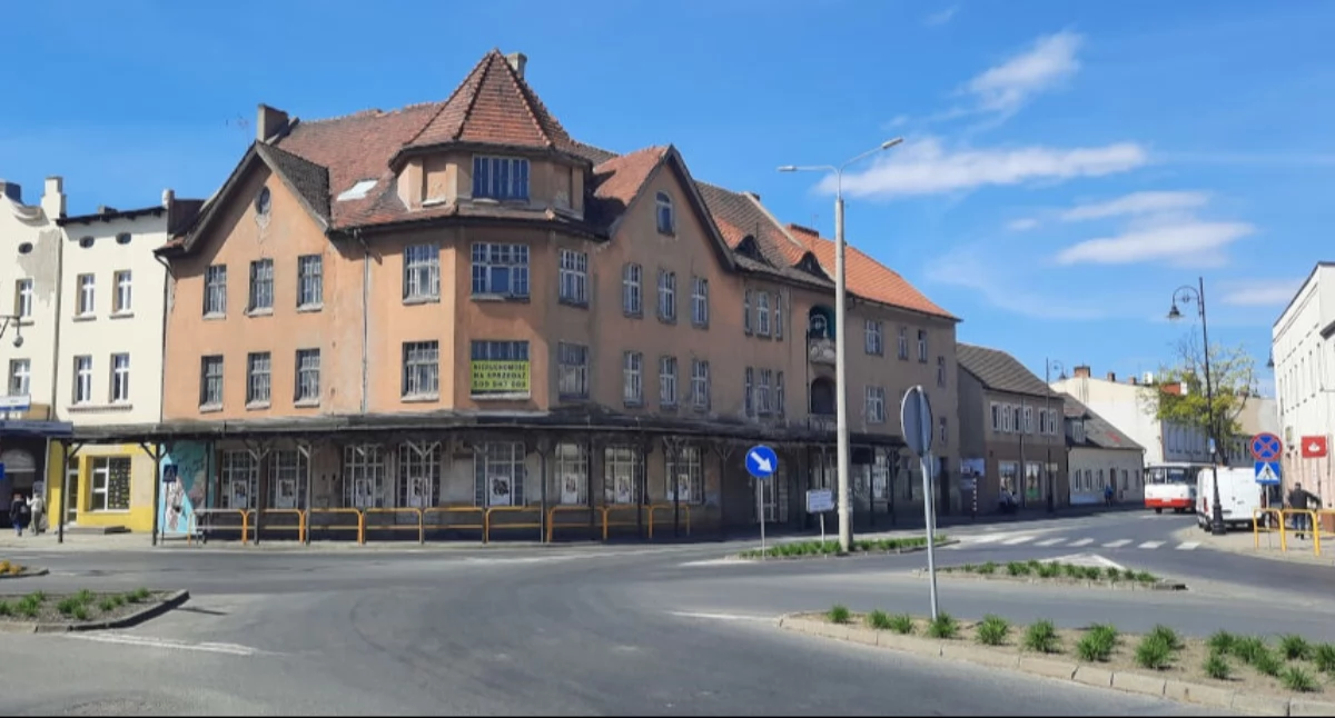 Budynek Wrzosu w Mogilnie przy głównym skrzyżowaniu miasta   fot. Marek Holak