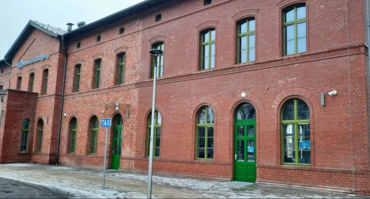 Dworzec PKP w Mogilnie, widok od strony ulicy Dworcowej   fot. Marek Holak