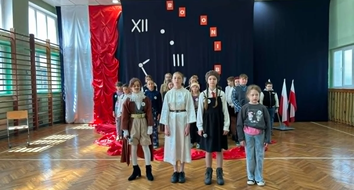 Szkoły, przedszkola, nauka, Artyści muzyce słowach Święcie Konstytucji Szkole Podstawowej Wylatowie (zdjęcia) - zdjęcie, fotografia