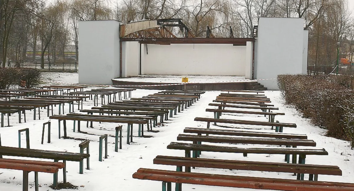 Tak wyglądał stary amfiteatr na chwilę przed jego rozebraniem. Jego stan techniczny przynosił mieszkańcom wstyd. Dlatego, gdy został podpalony, burmistrz Duszyński podjął decyzję o jego rozbiórce   fot. Marcin Zieliński
