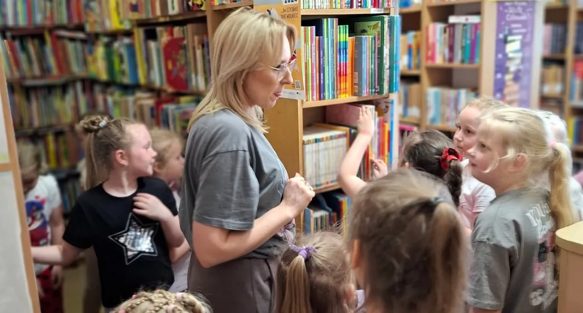 Życie miast i wsi, bibliotecznym klubie Trzemesznie poznali dawne techniki biblioteczne (zdjęcia) - zdjęcie, fotografia