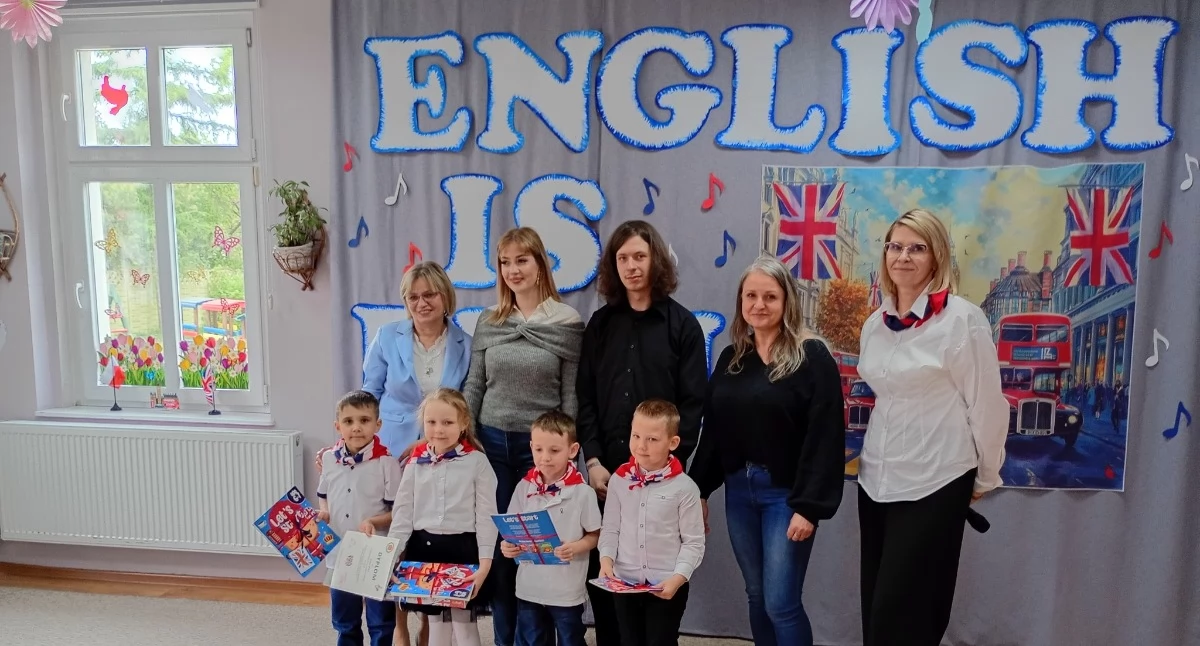 Szkoły, przedszkola, nauka, Gminnym Przeglądzie Piosenki Anglojęzycznej Przedszkolu Chatka Puchatka” Trzemesznie pokazali angielski może zabawą (zdjęcia) - zdjęcie, fotografia
