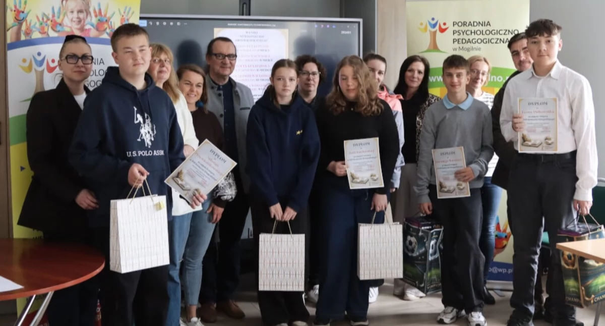 Nagrodzeni uczniowie z organizatorami i nauczycielami szkół   fot. nadeslane