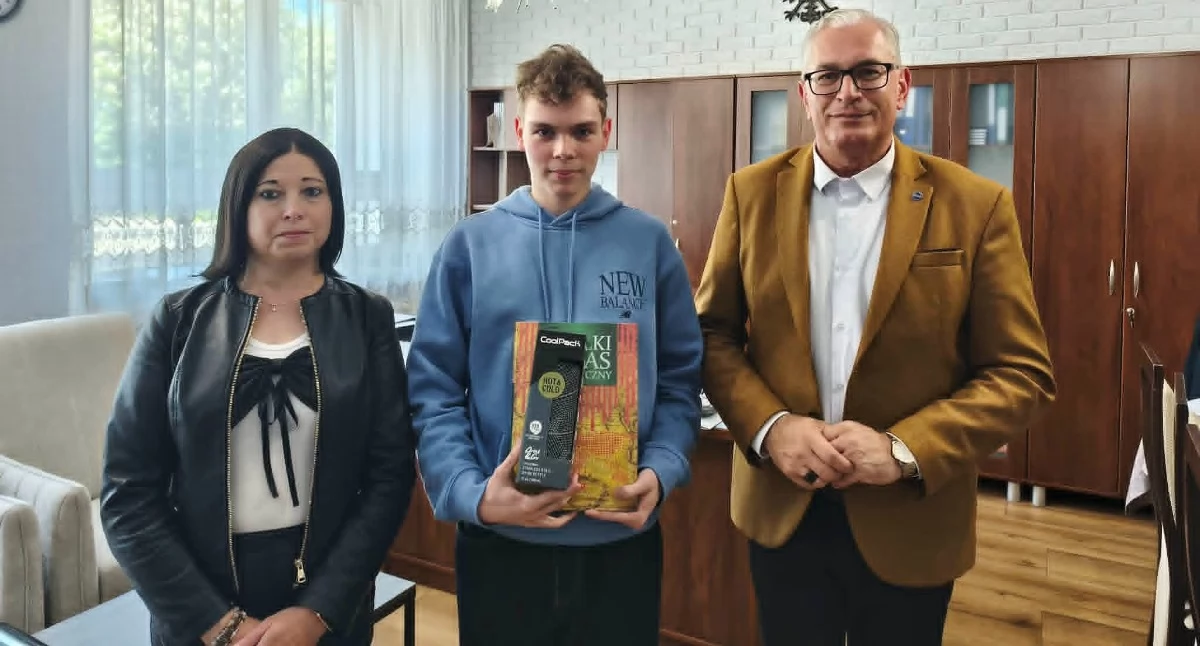 Od lewej: nauczycielka historii Renata Lepsza, Kacper Perzyna i dyrektor ZS Zbigniew Grzechowski   fot. nadesłane