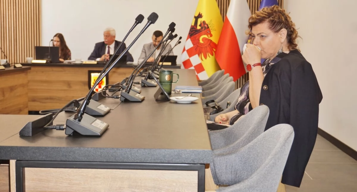 Miejsca w sali sesyjnej Rady Powiatu Mogileńskiego zajmowane do tej pory przez opozycję, były poza krzesłem Iwony Golis puste   fot. Marek Holak