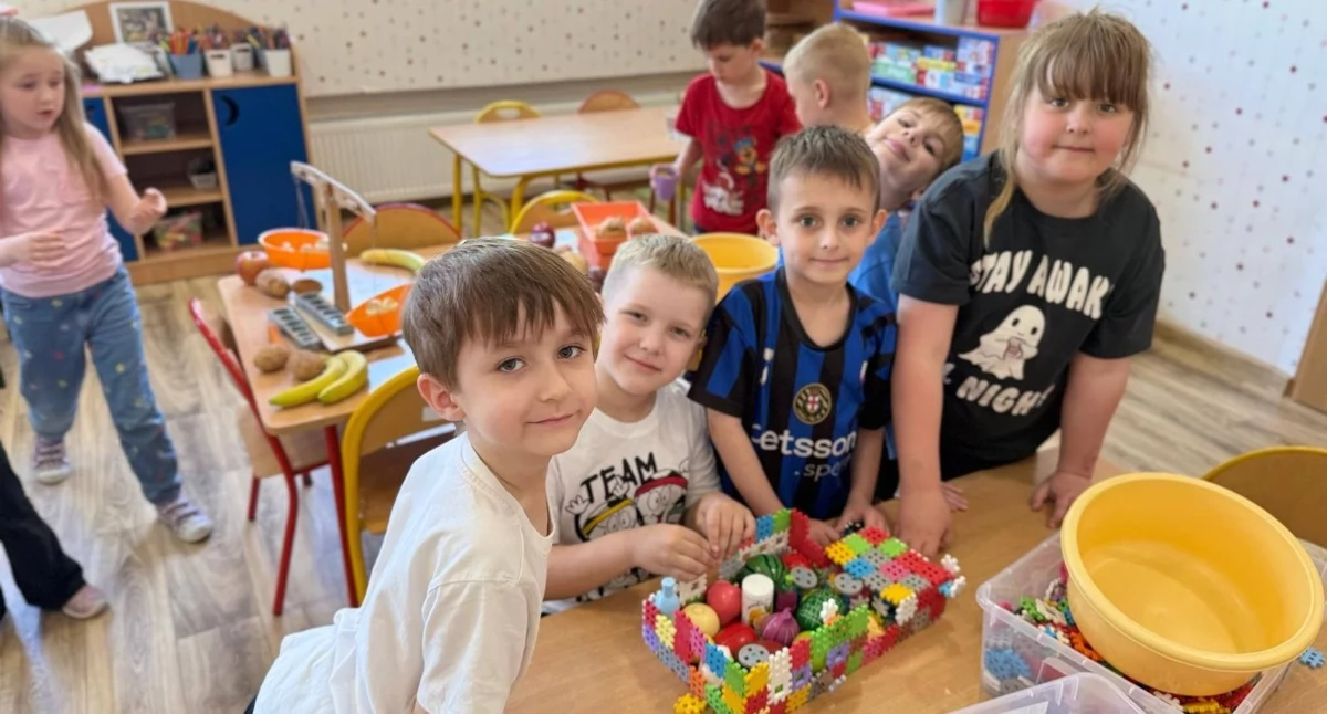 Szkoły, przedszkola, nauka, Króliczki Trzemesznie stały sprzedawcami klientami przedszkolnej (zdjęcia) - zdjęcie, fotografia