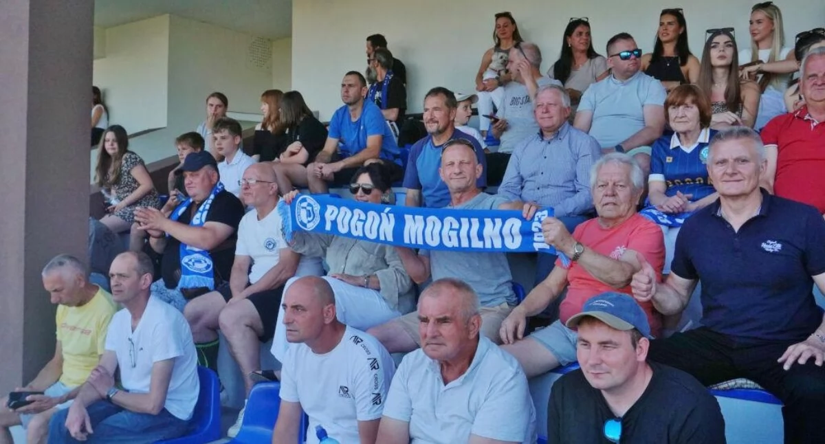 Na trybunach mogileńskiego stadionu rok temu podczas barażowego meczu z Gromem Nowy Staw   fot. Marek Holak