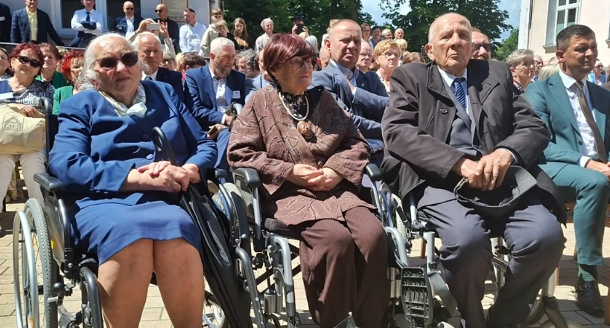 Od lewej: nauczyciele Mirosława Jagodzińska (1936), Stanisława Szymańska (1936) i absolwent Henryk Nowak (1925).