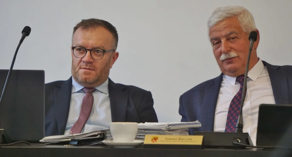 Starosta mogileński Tomasz Krzesiński i przewodniczący Rady Powiatu Tomasz Barczak   fot. Marek Holak