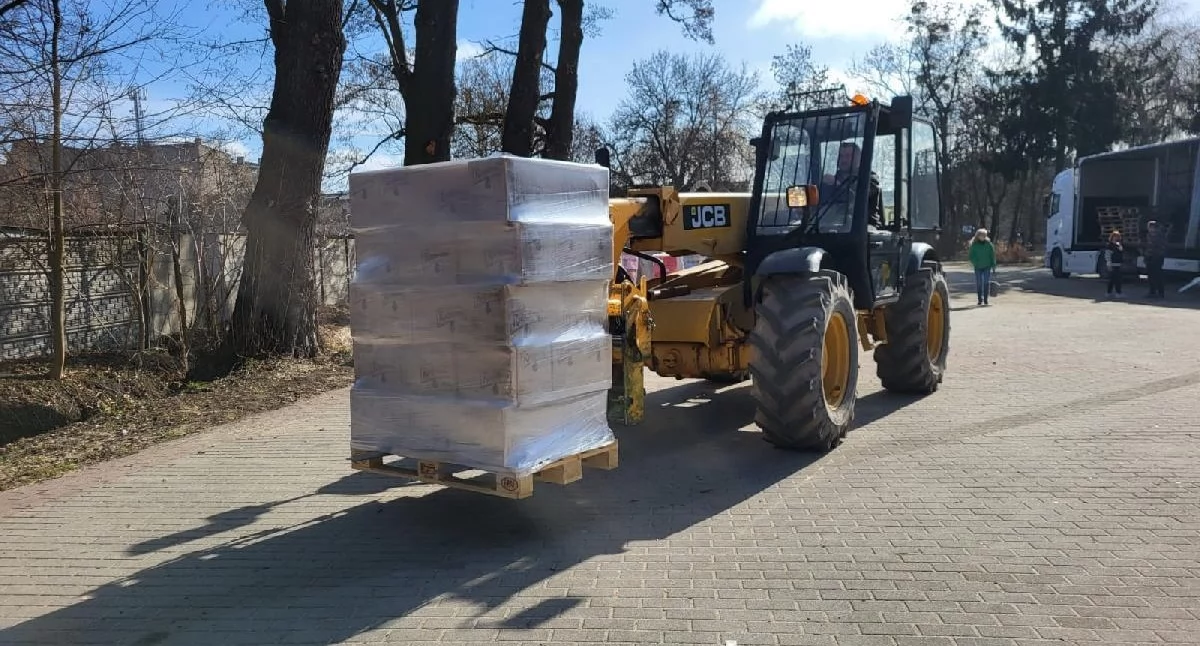 Życie miast i wsi, mieszkańców gminy Mogilno otrzyma wsparcie Banku Żywności skład paczki - zdjęcie, fotografia