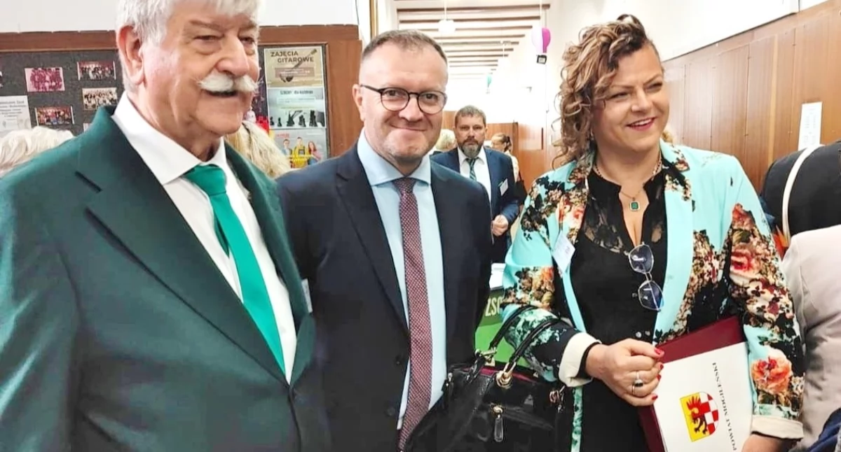 Od lewej: członek Zarządu Powiatu Jerzy Łaganowski, starosta Tomasz Krzesiński i radna Iwona Golis   fot. Starostwo Powiatowe w Mogilnie