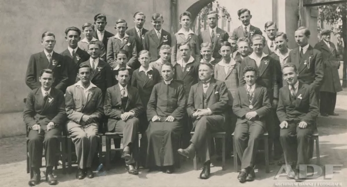 Fot. ze zbiorów Archiwum Dawnej Fotografii / gimnazjaliści lat 30.