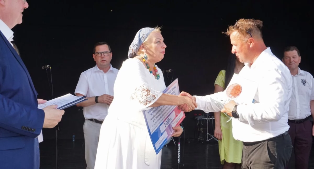 Nagrodę specjalną 2000 złotych od przewodniczącej Sejmiku dla Mogileńskiej Orkiestry Dętej odbiera kapelmistrz Mariusz Mikołajczak   fot. Marek Holak