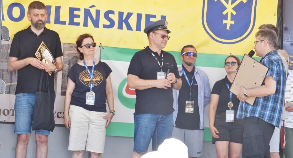 Krzysztof Witczak przyjmuje podziękowania za organizację przez 20 lat Rajdu Weteranów Szos   fot. Marek Holak
