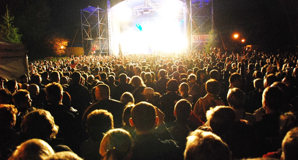 Zdjęcie z koncertu Stachurskiego podczas III Dni Mogilna w 2010 roku. Koncert odbył się w Parku Miejskim, w części bliżej jeziora   fot. archiwum Pałuk