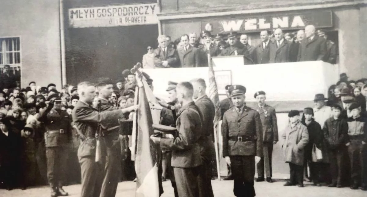 Przysięga żołnierska na rynku w Mogilnie, w dniu święta Wojska Polskiego. Trybuna honorowa została ulokowana przy kamienicy obok budynku ówczesnej Milicji Obywatelskiej. W podwórzy kamienicy znajdował się Młyn Gospodarczy (już nie działa, ale do dnia dzisiejszego istnieje). W kamienicy, gdzie znajdował się wtedy sklep PSS-ów Wełna urodził się światowej sławy psycholog Kurt Lewin. fot. arch. domowe Jolanty Bukowieckiej-Stasiak