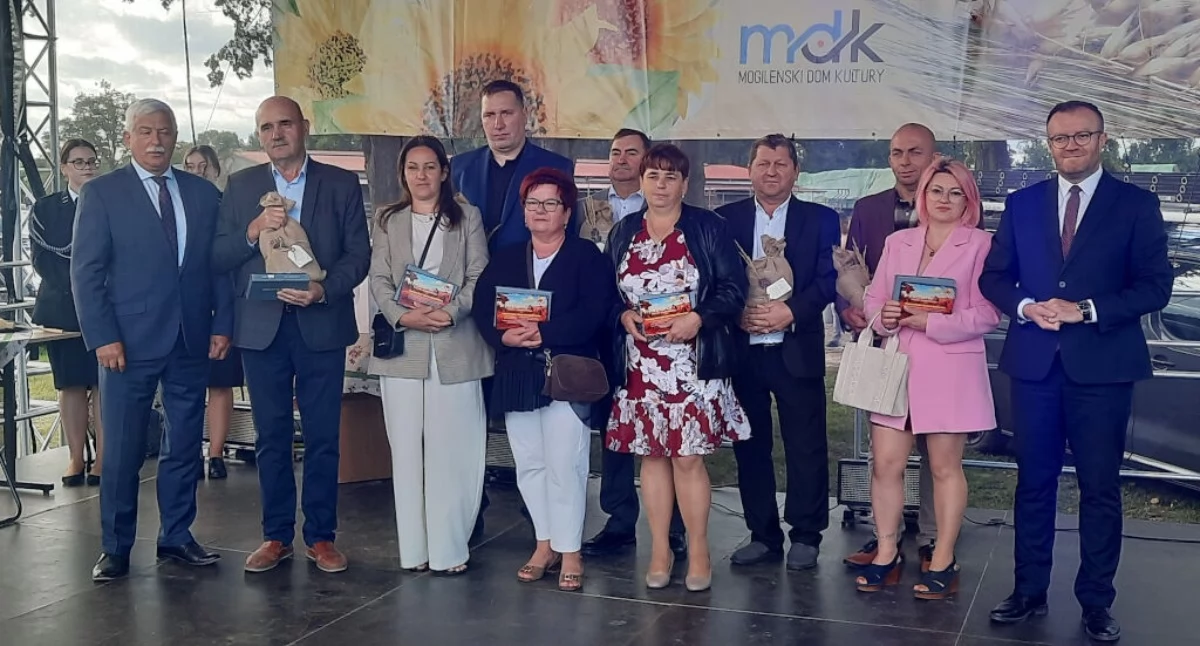 Rolnicy i działkowcy nagrodzeni przez starostą mogileńskiego Tomasza Krzesińskiego   fot. Marek Holak