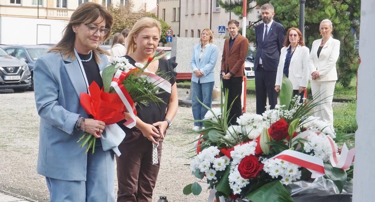 Kwiaty składa delegacja Przedszkola nr 3 w Mogilnie   fot. Marek Holak
