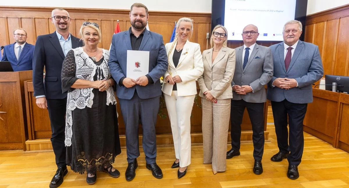Umowę ma dofinansowanie odebrał dyrektor SPZOZ w Mogilnie Sebastian Jankiewicz, obok odpowiedzialna w Zarządzie Powiatu za sprawy służby zdrowia wicestarosta Edyta Owsińska   tekst. Marek Holak,  fot. Szymon Zdziebło/tarantoga.pl dla UMWKP 