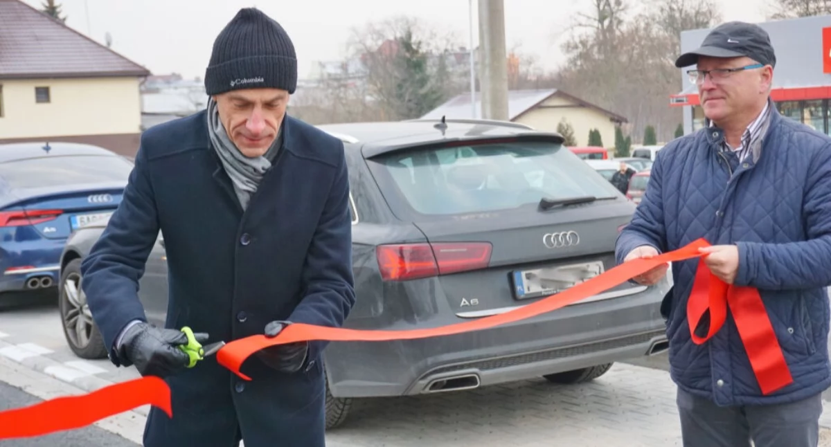12 grudnia 2019 roku, burmistrz Leszek Duszyński symbolicznie otwiera przebudowaną ulicę Hallera   fot. Marek Holak