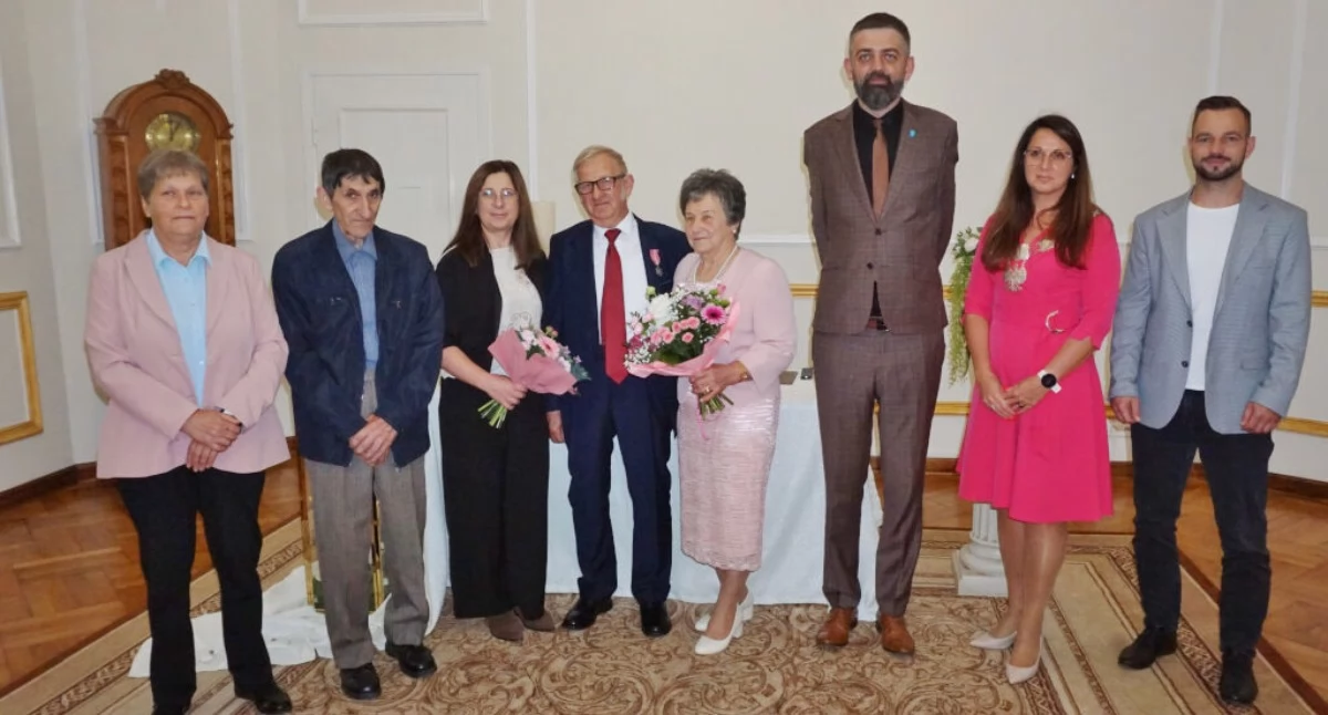 Złoci Jubilaci Barbara i Jerzy Kuna w towarzystwie rodziny i samorządowców   fot. Marek Holak