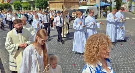 Zdjęcie dotyczy: Boże Ciało w Trzemesznie (film + zdjęcia)