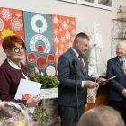 Burmistrz Strzelna Dariusz Chudziński czyta gratulacje od przewodniczącej Sejmiku,...