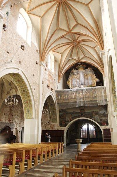 Mogilno, domniemane średniowieczne głośniki. Widoczne tu dziury mogły służyć do umieszczenia tzw. garnków akustycznych, o których mowa w starożytnym traktacie Witruwiusza „De architectura libri decem”. Najstarszy polski rękopis tego traktatu powstał w sąsiednim Trzemesznie, w klasztorze kanoników regularnych. fot. Mikołaj Potocki
